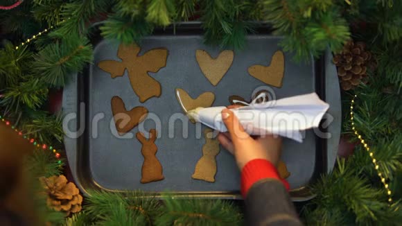 女人用奶油装饰姜饼饼干圣诞节烘焙准备视频的预览图