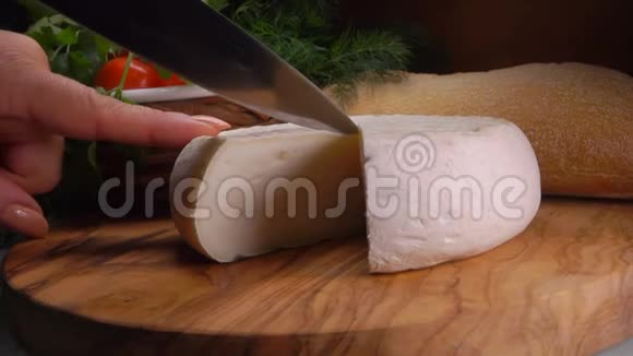 刀切割一段法国圆奶酪视频的预览图
