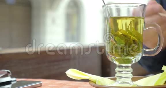 在绿茶中搅拌糖视频的预览图