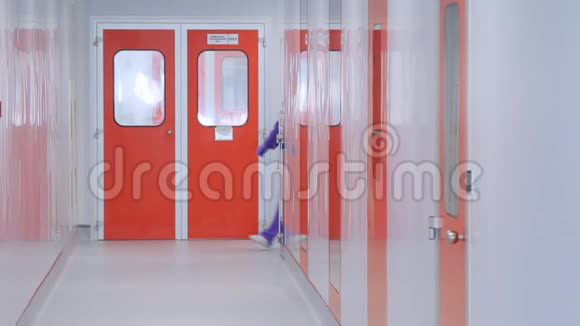 制药厂工人医生在医院走廊移动面罩视频的预览图