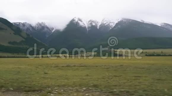 从车的窗口到山和草原的景色视频的预览图