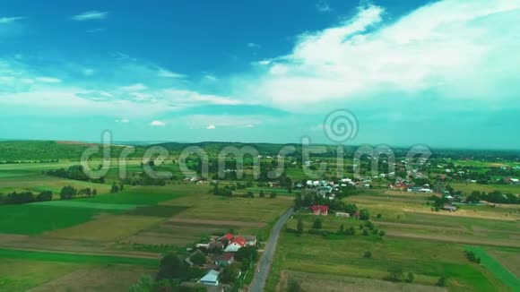 无人机在风景如画的村庄上空飞行4K视频的预览图