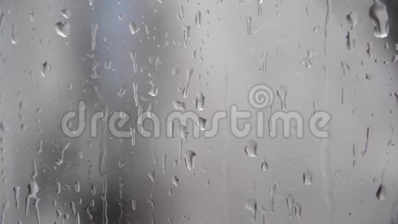 雨滴在窗户玻璃上滑动视频的预览图