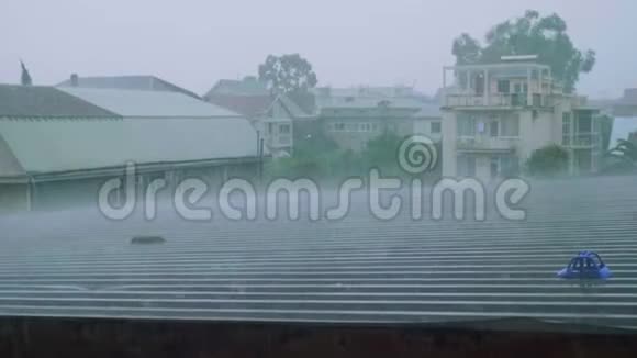 英译汉1屋顶上积了一大滴大雨视频的预览图