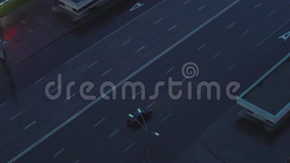 汽车正沿着这条路行驶视频的预览图