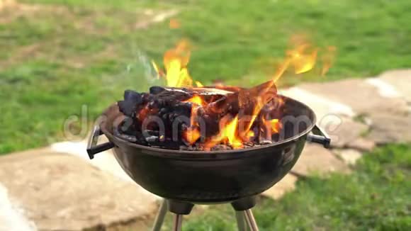 烧柴烧烤架准备热煤烧肉后场景深较浅视频的预览图