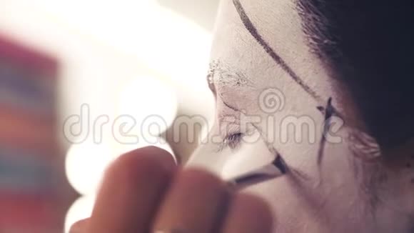 化妆师在模特脸上画线条视频的预览图