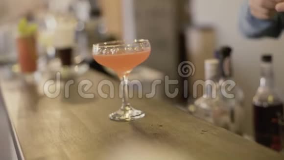 在酒吧做甜瓜鸡尾酒视频的预览图