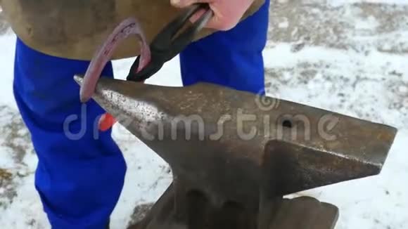 铁匠在铁砧上工作做马蹄铁铁匠用炽热的马蹄铁锻造视频的预览图