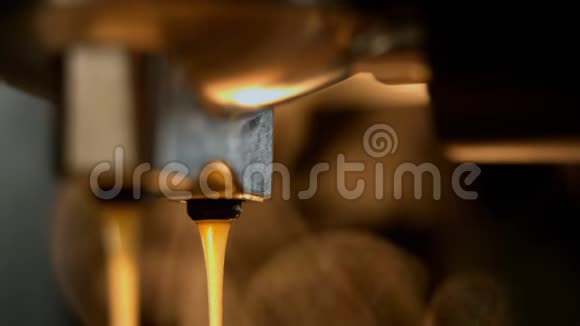从咖啡机里流出的新鲜咖啡滴视频的预览图