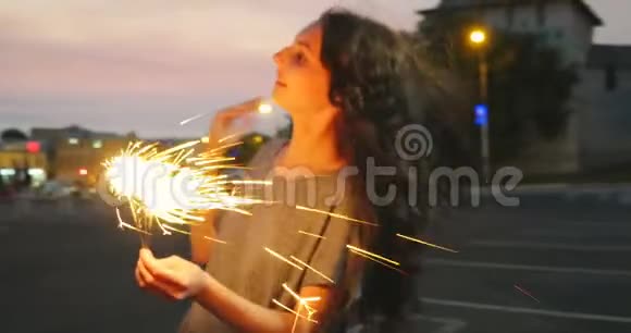 快乐的少年在街上摆着燃烧的孟加拉灯慢动作视频的预览图