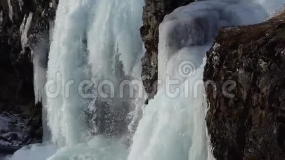 瀑布和冰冻的河流视频的预览图