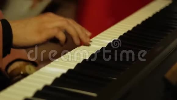 人弹钢琴动作缓慢视频的预览图