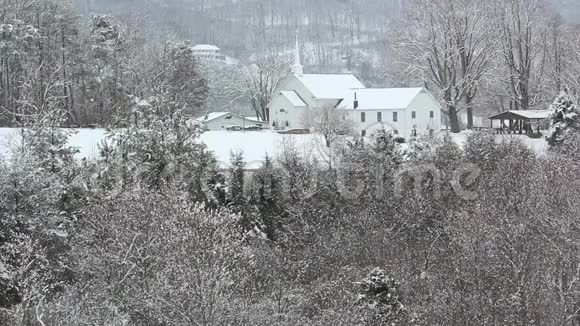 雪地里的乡村教堂视频的预览图