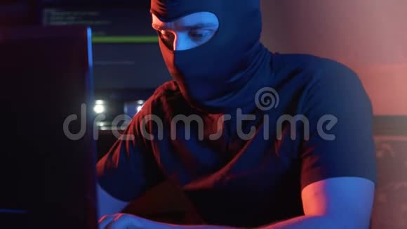 一个在巴拉克拉瓦的无名男子在电脑里视频的预览图