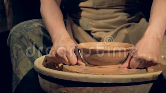 一个新做的粘土碗用铁丝从车轮上移除视频的预览图