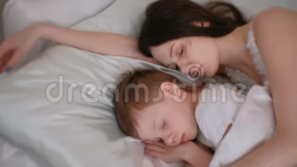 妈妈和儿子睡在一起妈妈抱着她儿子视频的预览图