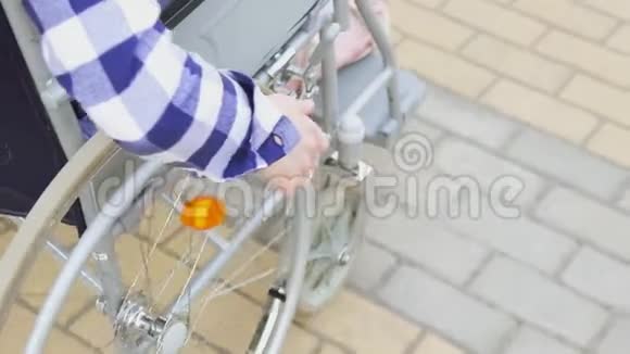 坐在轮椅上的残疾女孩她把手放在方向盘上慢一点视频的预览图