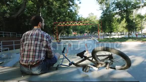 骑自行车的人在阳光明媚的日子骑自行车视频的预览图