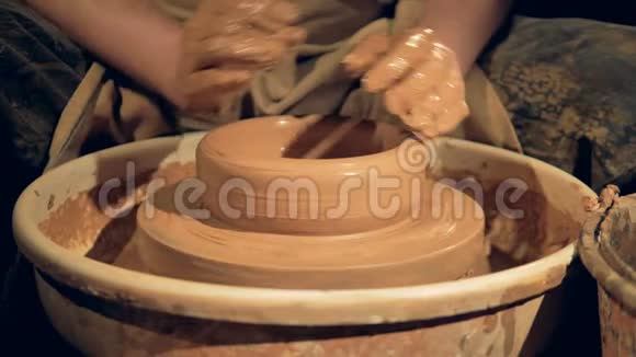 陶工在轮子上塑造一个基本的浅碗视频的预览图