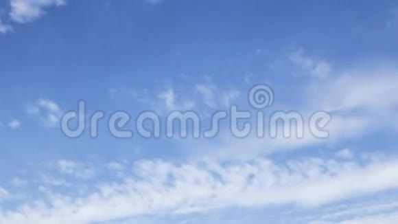 在蓝天上飘来飘去的云彩视频的预览图