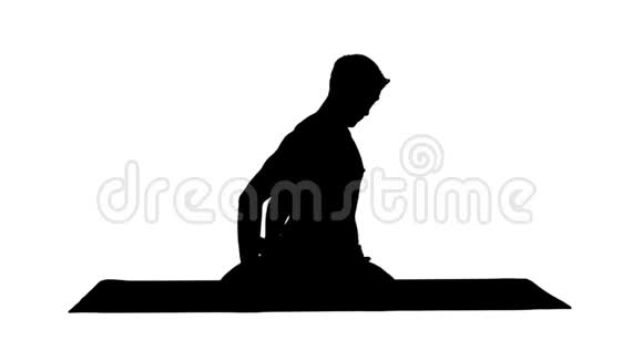 小剪影运动的美丽的年轻人练习瑜伽盘腿坐在AdhoMukhaPadmasana弯着腰向前走视频的预览图