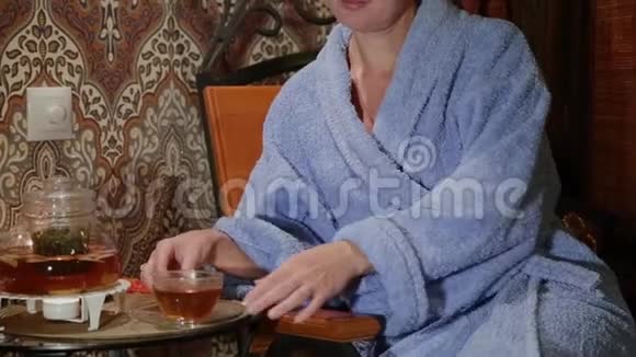穿着浴袍的漂亮女孩喝茶视频的预览图