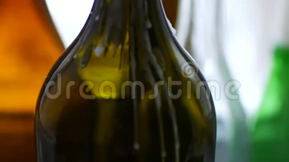 瓶子里的烛台冰冻蜡滴视频的预览图