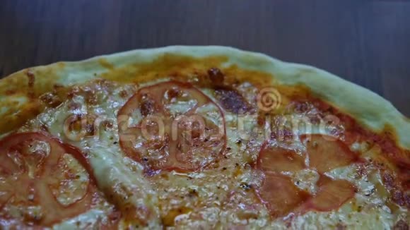 特写全景切成薄片美味的新鲜披萨和西红柿视频的预览图