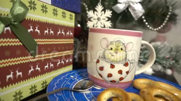 象征2020年一只老鼠被画在杯子上新年的心情视频的预览图