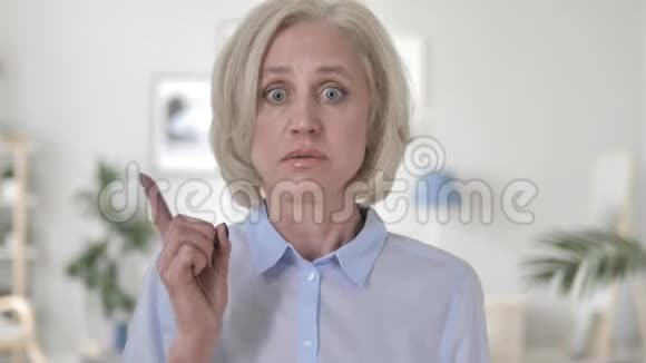 争论愤怒的老妇人的肖像视频的预览图