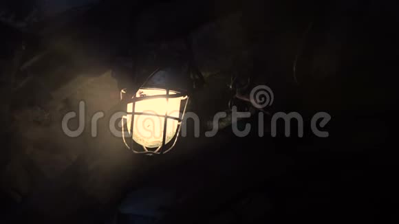 挂在煤矿隧道里的旧电灯视频的预览图