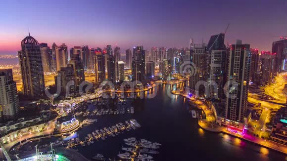 迪拜码头从夜间到白天的全景视频的预览图
