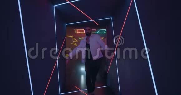 惊人的宇宙隧道与彩色灯光专业舞者移动美丽的前面相机视频的预览图
