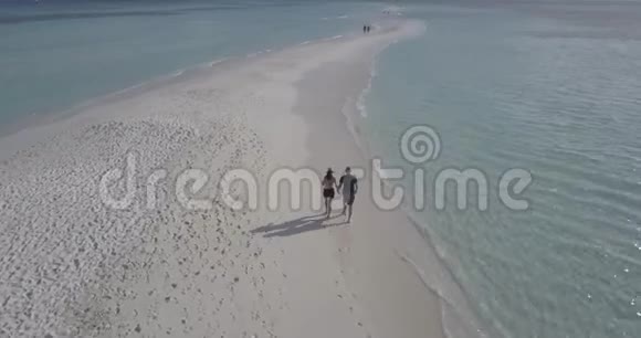 夫妻沿着海滩散步视频的预览图