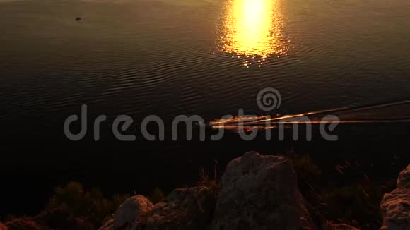 河上的船美丽的日落景色视频的预览图