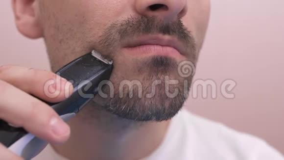 剃一个人剃一把电动剃须刀视频的预览图