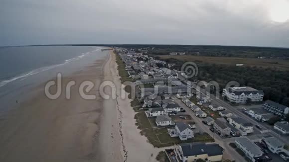 在美丽的夏天海滩海岸住宅区的全景视频的预览图