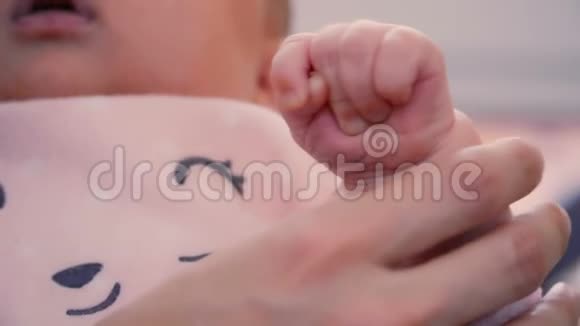 两个月宝宝的小手视频的预览图