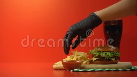 手拿美味的炸薯条和酱汁美味但不健康的快餐视频的预览图