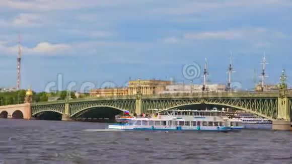 彼得和保罗堡垒全景俄罗斯圣彼得堡尼瓦河上的船只视频的预览图