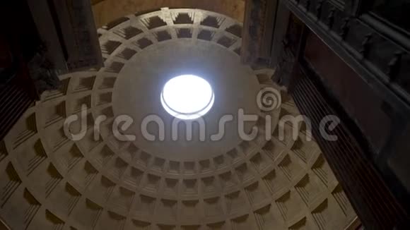 寺内室内设有圆顶圆窗和明亮的光线穿过它建筑理念股票视频的预览图