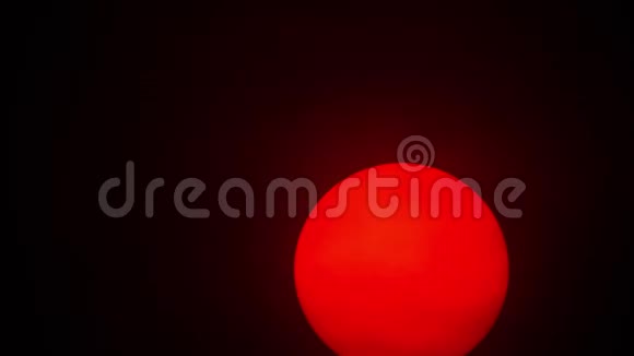 红色的太阳球在厚厚的烟雾中视频的预览图