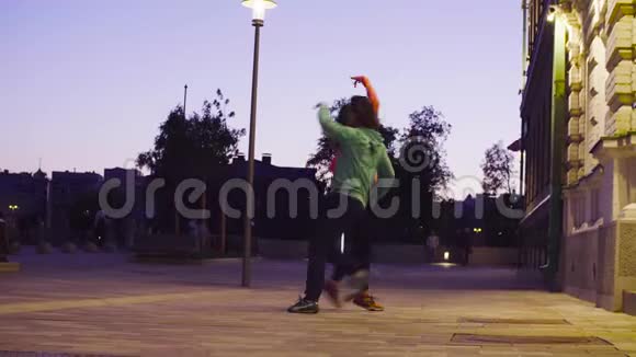 一对夫妇在大楼附近的城市跳舞视频的预览图