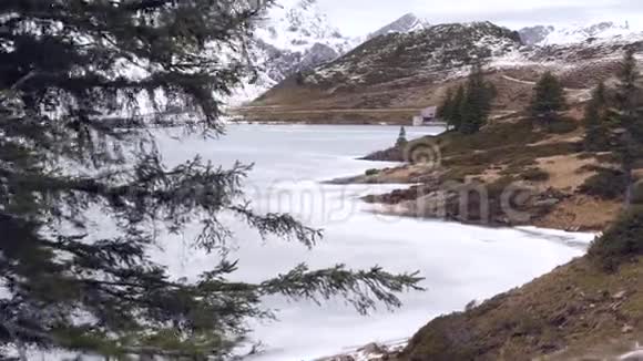 瑞士阿尔卑斯山的一个冰冻的山湖视频的预览图