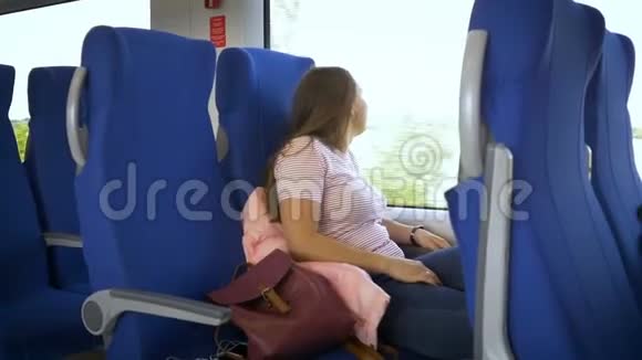 年轻漂亮的女人把行李放在火车上视频的预览图