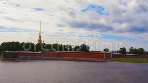 彼得和保罗堡垒全景俄罗斯圣彼得堡尼瓦河上的船只视频的预览图