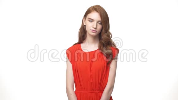 肖像快乐年轻的卡斯西亚女人穿着橙色华丽的衣服用手做心形视频的预览图