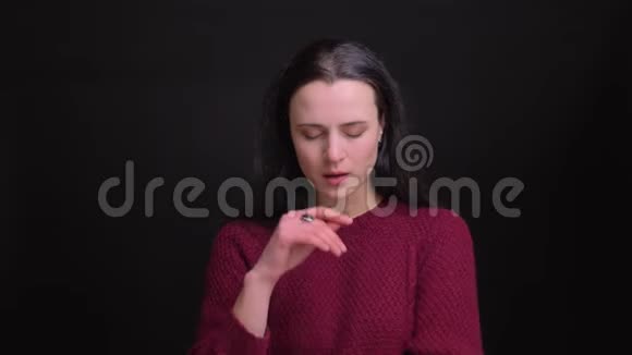镜头前白种人成年女性头痛和偏头痛的特写镜头视频的预览图
