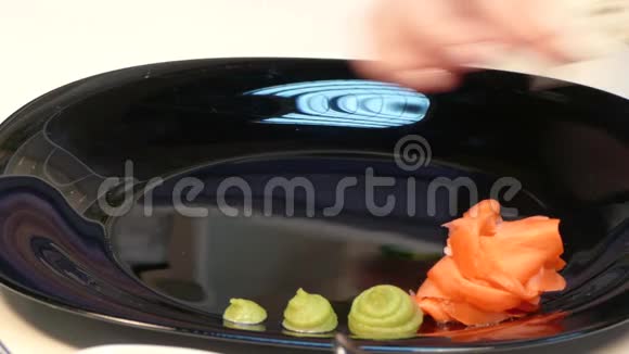手把寿司卷放在盘子里视频的预览图